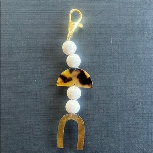 🤎✨NWT GOLD & WHITE BEADED TORTOISE SHELL HANDBAG ACCESSORY/KEYCHAIN✨🤎